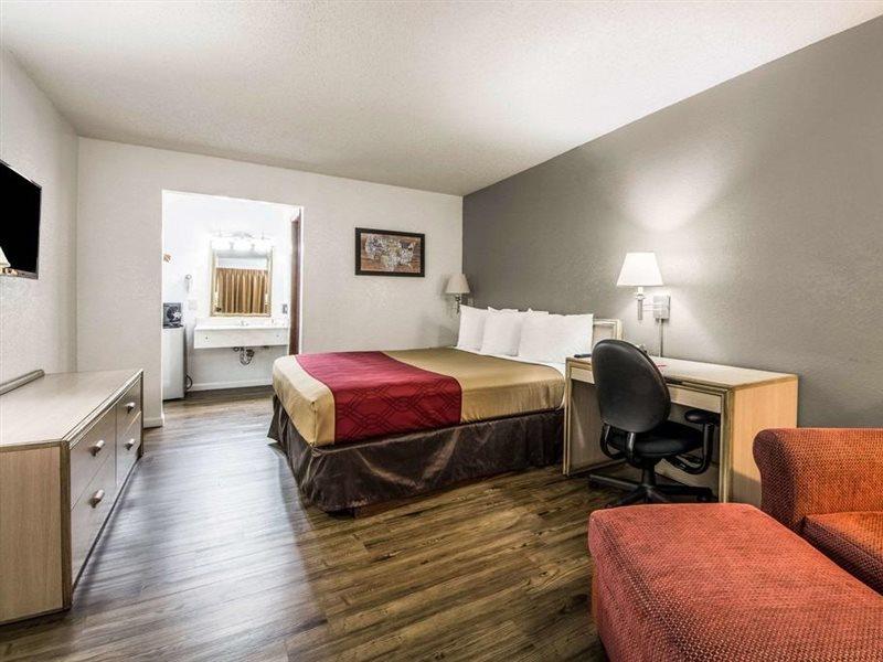 Econo Lodge Airport I-35 North Фармерс-Бранч Экстерьер фото