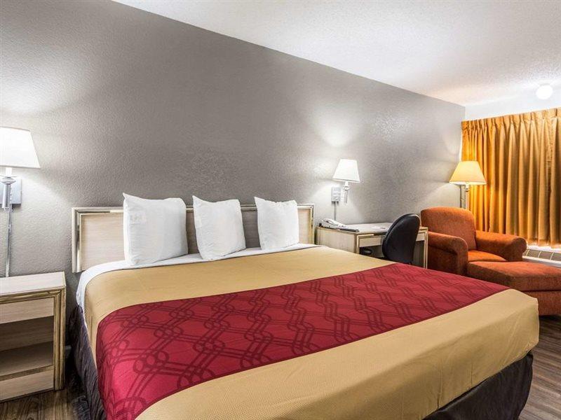 Econo Lodge Airport I-35 North Фармерс-Бранч Экстерьер фото