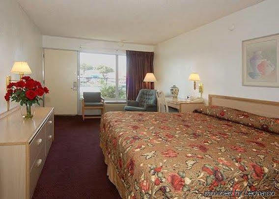 Econo Lodge Airport I-35 North Фармерс-Бранч Экстерьер фото