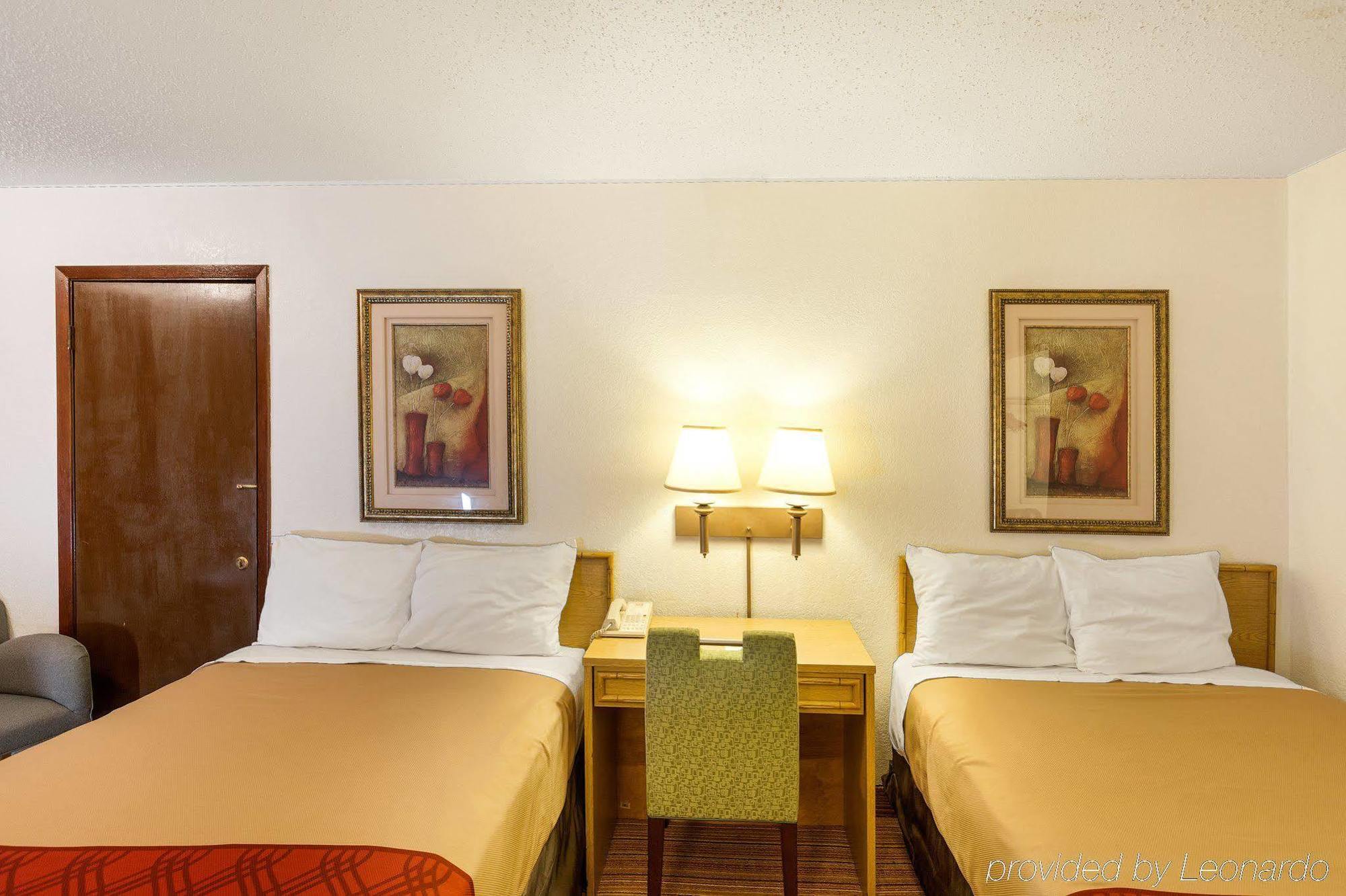 Econo Lodge Airport I-35 North Фармерс-Бранч Экстерьер фото