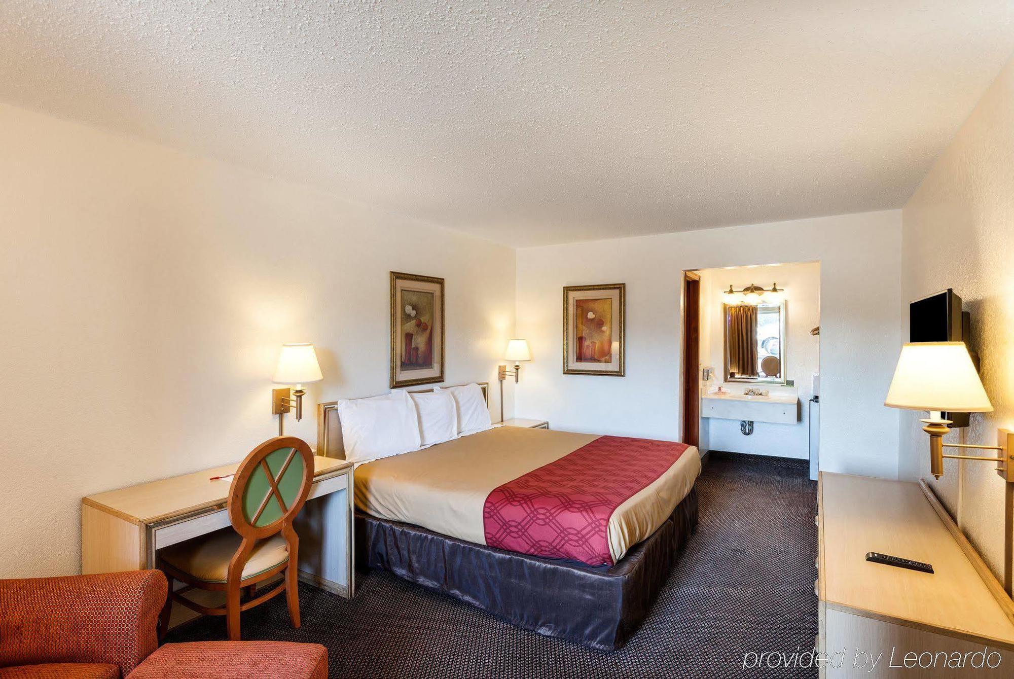 Econo Lodge Airport I-35 North Фармерс-Бранч Экстерьер фото