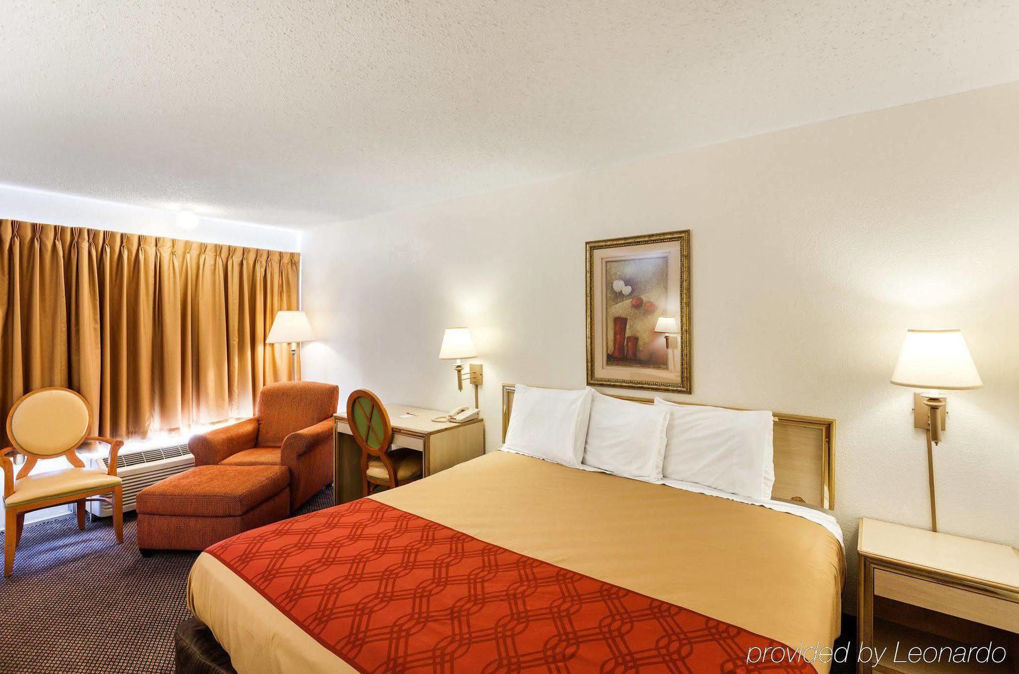 Econo Lodge Airport I-35 North Фармерс-Бранч Экстерьер фото