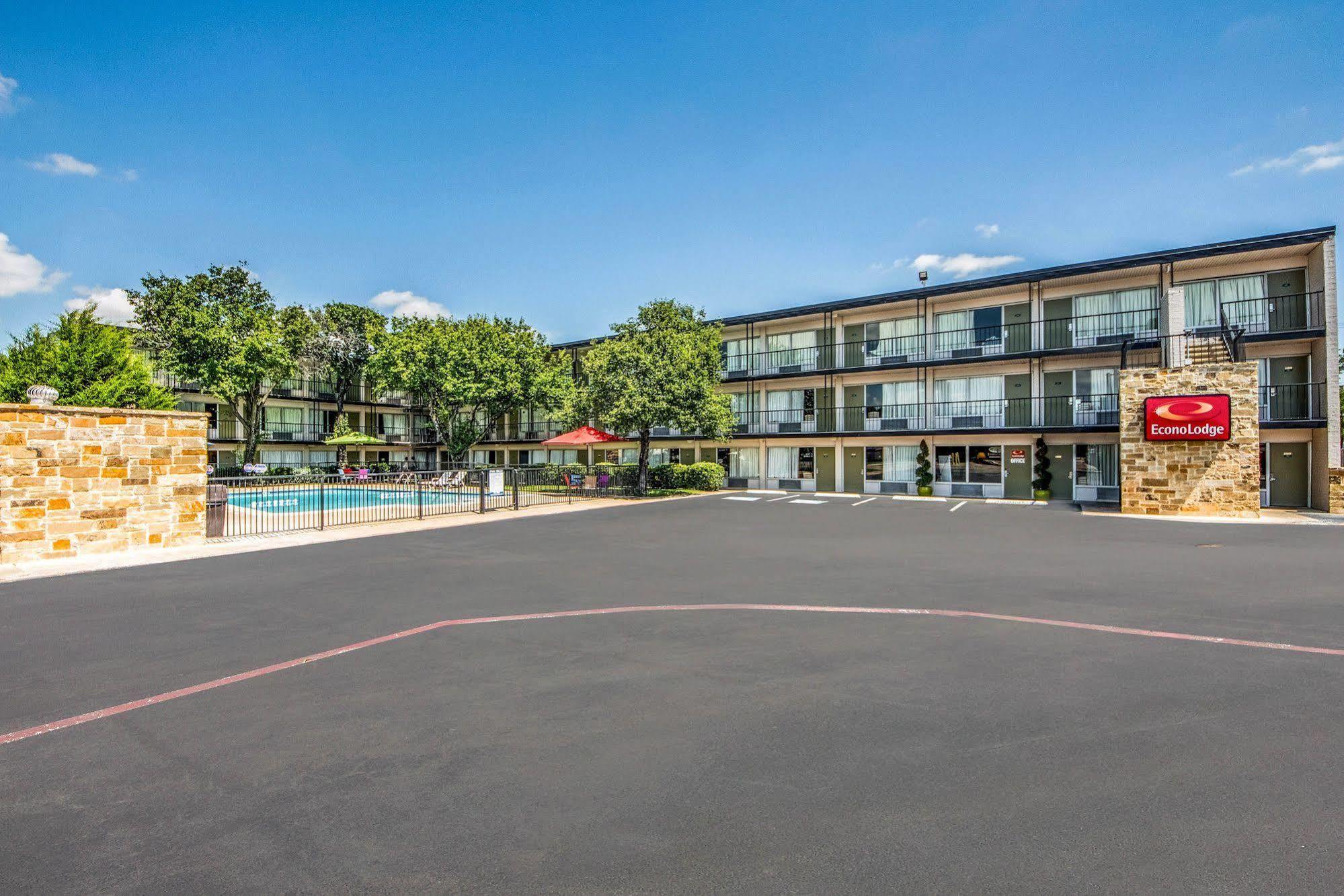 Econo Lodge Airport I-35 North Фармерс-Бранч Экстерьер фото
