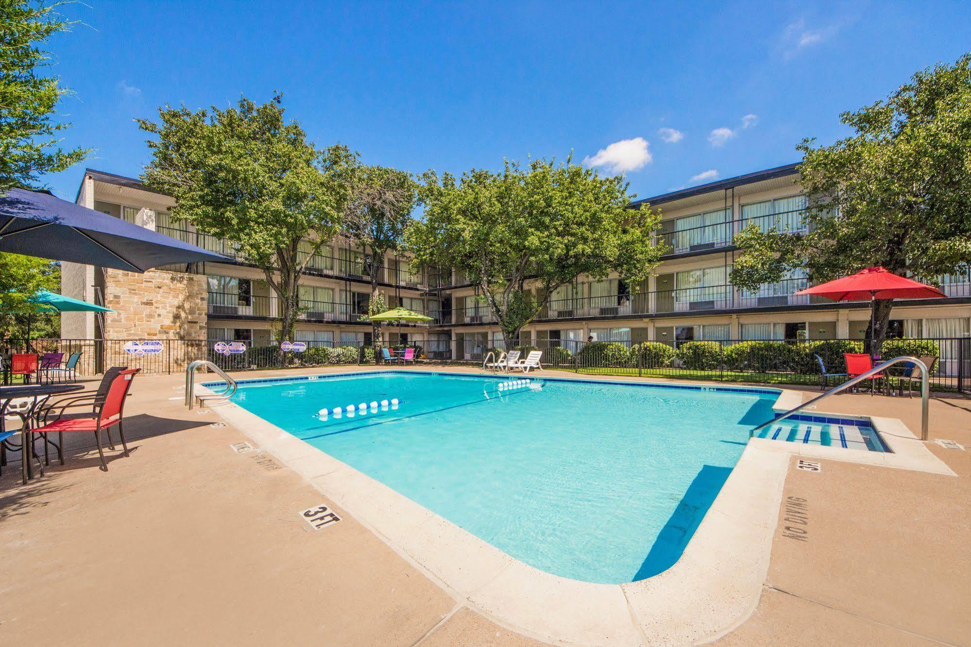 Econo Lodge Airport I-35 North Фармерс-Бранч Экстерьер фото