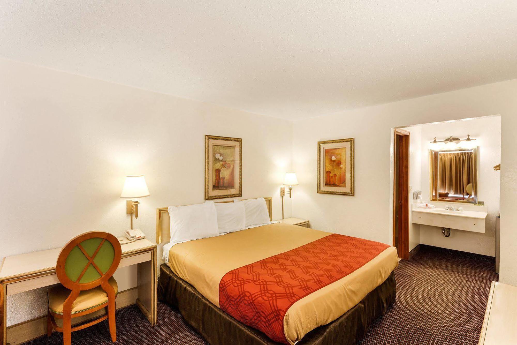 Econo Lodge Airport I-35 North Фармерс-Бранч Экстерьер фото