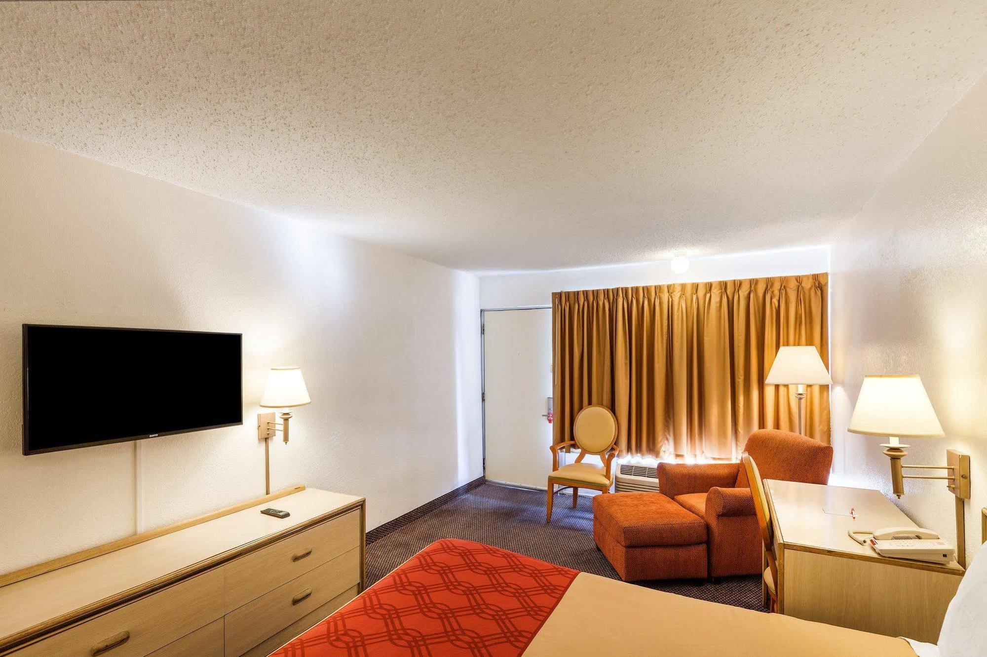 Econo Lodge Airport I-35 North Фармерс-Бранч Экстерьер фото
