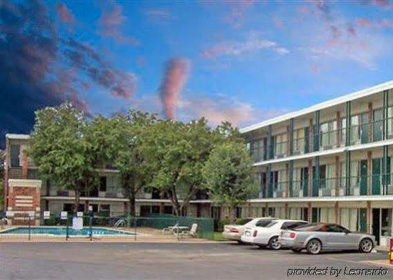 Econo Lodge Airport I-35 North Фармерс-Бранч Экстерьер фото